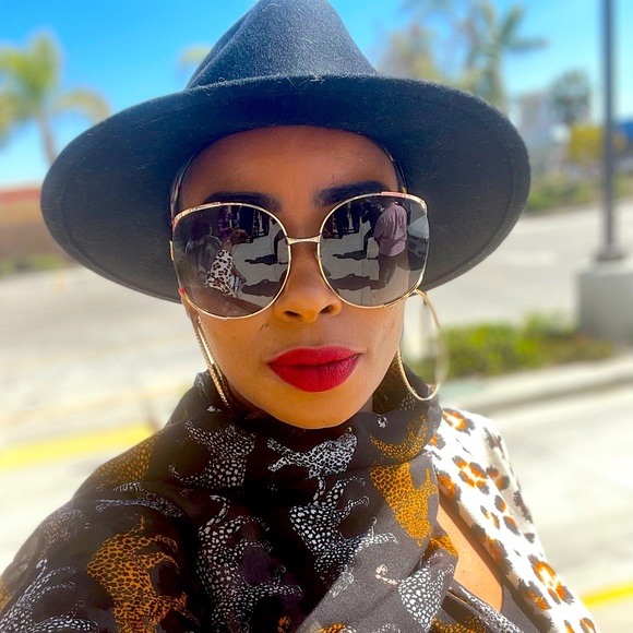 MEET YOUR POSHER - Picture 3 of 5